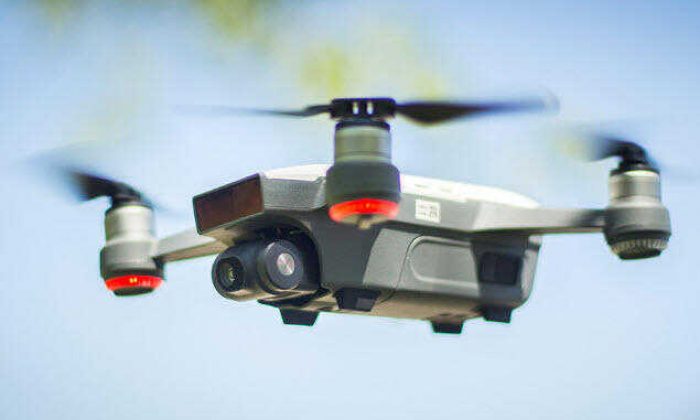 Yangında mahsur kalanları kurtarmak için drone yaptılar