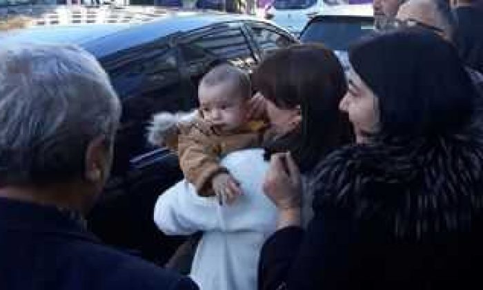 Aracında unuttuğu bebeği görünce sarılıp öptü